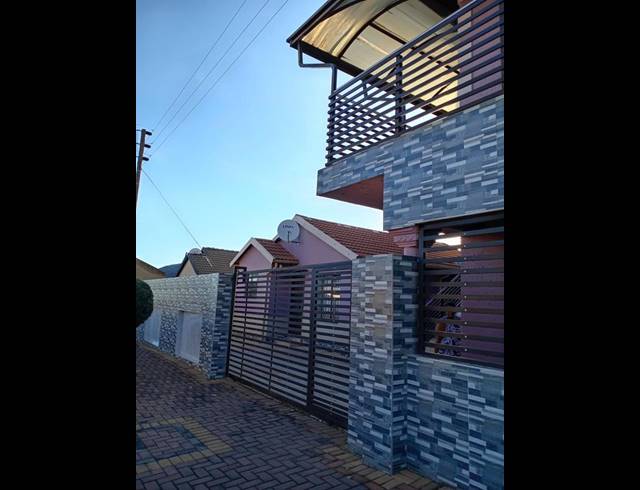 10 BEDROOM HOUSE FOR SALE IN PROTEA GLEN